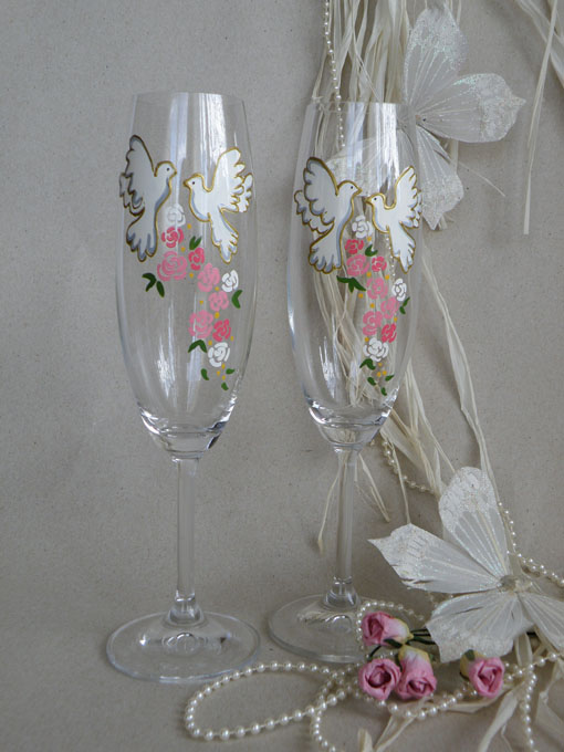 Apgleznotas kāzu glāzes - baloži un rozes